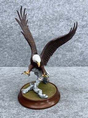 Franklin Mint American Majesty Bald Eagle Porcelain Statue Ronald Van Ruyckevelt